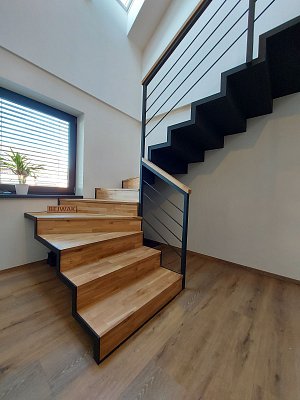 Kovové schodiště s obkladem dubu
