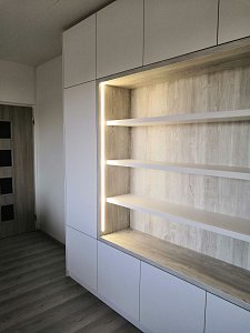 Prostorná nábytková stěna